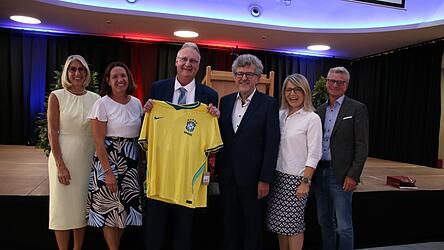 Auch das passende Trikot für die nächste WM gab’s zum originell gestalteten Abschied (v. l.): zweite Bürgermeisterin Renate Wasmeier, Veronika Drasch von der Schulleitung, Oberstudiendirektor Heribert Strunz, Studiendirektor Klaus Habermeier, Sonja Würf von der Schulleitung und Landrat Bernd Sibler. Auch das passende Trikot für die nächste WM gab’s zum originell gestalteten Abschied (v. l.): zweite Bürgermeisterin Renate Wasmeier, Veronika Drasch von der Schulleitung, Oberstudiendirektor Heribert Strunz, Studiendirektor Klaus Habermeier, Sonja Würf von der Schulleitung und Landrat Bernd Sibler.