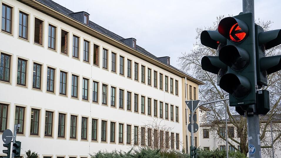 Ein 19-Jähriger muss sich nun in Trier wegen Mordes und Totschlags verantworten. (Symbolbild) Ein 19-Jähriger muss sich nun in Trier wegen Mordes und Totschlags verantworten. (Symbolbild)