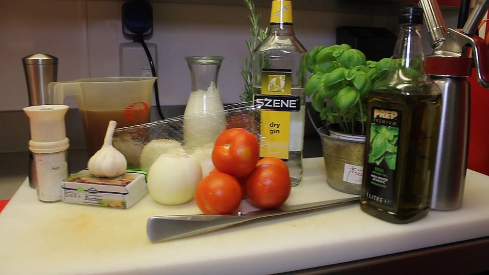 Die Zutaten für die weiße Tomatensuppe mit Basilikumespuma.