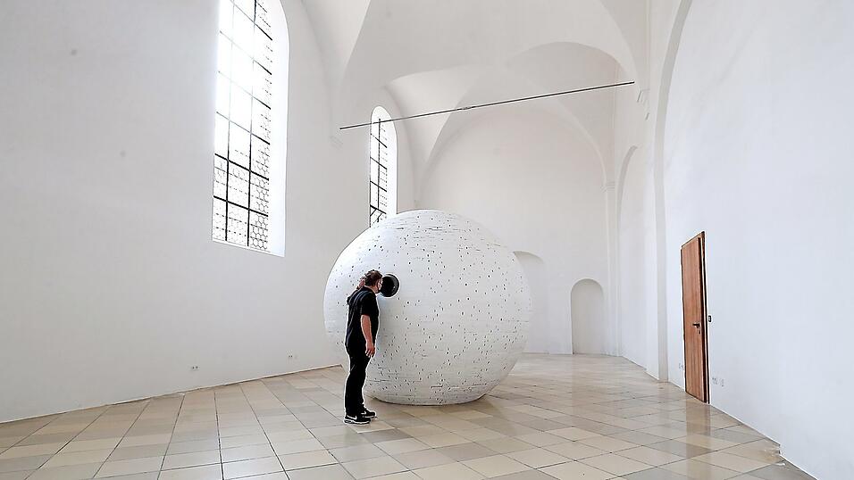 Blick riskiert? Das Landshuter Kunstwochenende lud drei Tage lang ein, Kunst zu entdecken. Wie hier in der Magdalenenkapelle an der Dominikanerkirche St. Blasius am Regierungsplatz. Dort präsentierte der Verein 'Architektur und Kunst' Toni Schallers Rauminstallation 'Warte-Raum'.