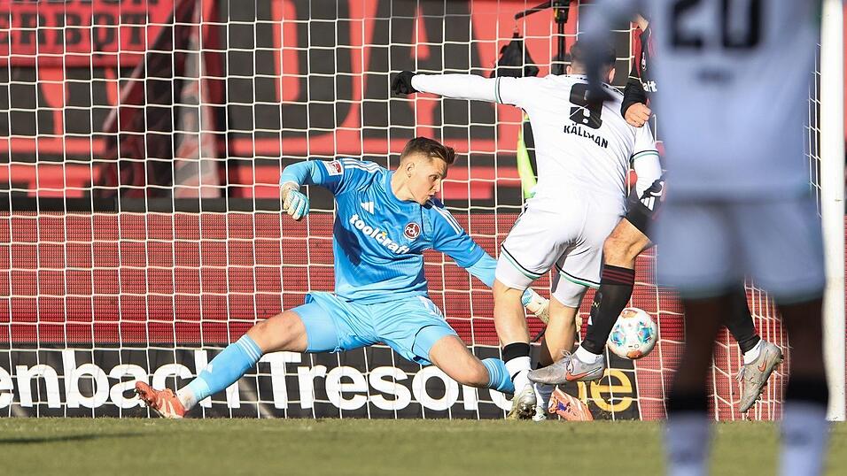 Torwart im Fokus: Jan Reichert h&auml;lt einen Schuss von Hannovers St&uuml;rmer Benjamin K&auml;llman.