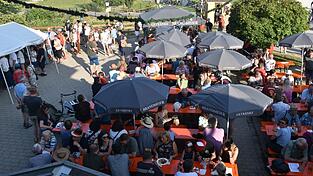 An dem lauen Sommerabend lie&szlig; es sich im weitl&auml;ufigen Biergarten gut aushalten.