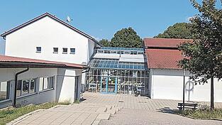 Im Zuge des Ausbaus der ganztägigen Betreuung wird bei der alten Turnhalle aufgestockt. Die Planung sieht unter anderem einen Bewegungs- und Ruheraum vor. Im Zuge des Ausbaus der ganztägigen Betreuung wird bei der alten Turnhalle aufgestockt. Die Planung sieht unter anderem einen Bewegungs- und Ruheraum vor.