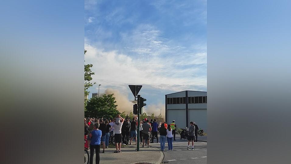 Rumms! Nachdem die Sprengladungen gez&uuml;ndet wurden, legte sich das alte Geb&auml;ude um und erzeugte eine gro&szlig;e Staubwolke.