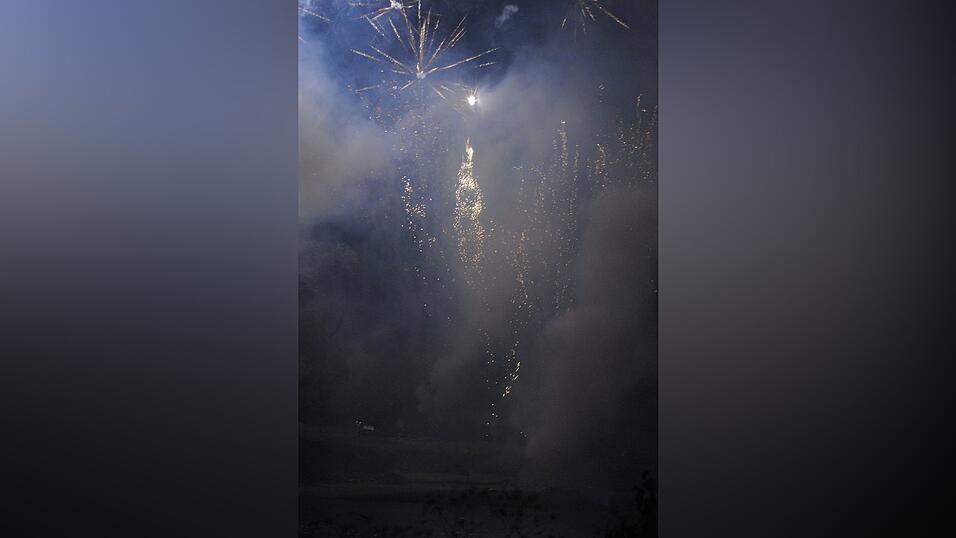 Mit einem bunten Feuerwerk wird die Lampionfahrt 2022 gefeiert.