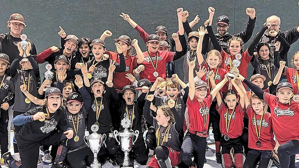 Der Jubel war groß: alle vier Schüler-Teams mit zwei Meisterpokalen und den Coaches (hinten von links) Armin Hegen, Daniela Seulen, Claus Schertel und Georg Thalhammer. Der Jubel war groß: alle vier Schüler-Teams mit zwei Meisterpokalen und den Coaches (hinten von links) Armin Hegen, Daniela Seulen, Claus Schertel und Georg Thalhammer.