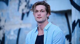 Verträumter und zugleich wachsamer Blick auf die Welt: Damian Hardung. Verträumter und zugleich wachsamer Blick auf die Welt: Damian Hardung.