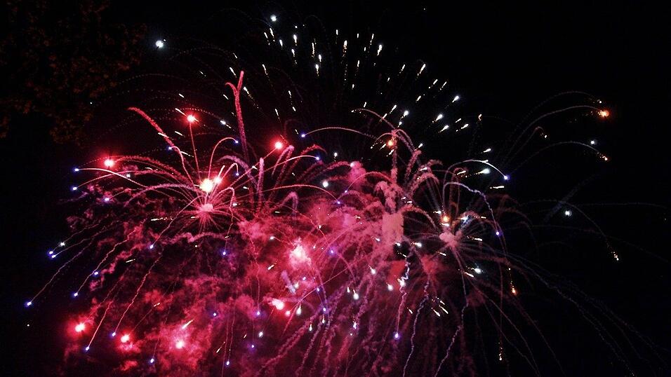 Die Fr&uuml;hjahrsdult 2017 in Landshut neigt sich dem Ende entgegen. Grund genug, noch einmal richtig in den Bierzelten zu feiern - abgerundet vom traditionellen Feuerwerk.