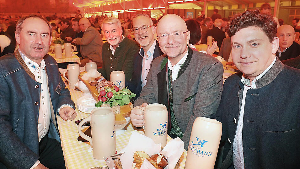 Bei der Eröffnung des Starkbierfests: Der stellvertretende Ministerpräsident Hubert Aiwanger (von links), Alfons Aigner, Eigentümer und Geschäftsführer der Klosterbrauerei Irsee, Thomas Gedeck, Anzeigenleitung Region Landshut bei der Mediengruppe Attenkofer, Oberbürgermeister Alexander Putz und zweiter Bürgermeister Thomas Haslinger