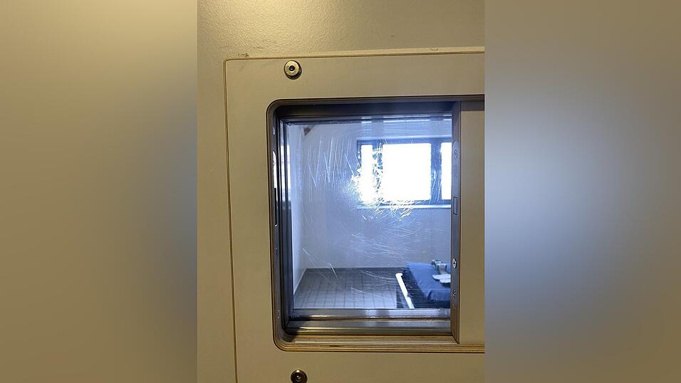 Am Sichtfenster des Isolierzimmers sieht man Kratzspuren. Am Sichtfenster des Isolierzimmers sieht man Kratzspuren.