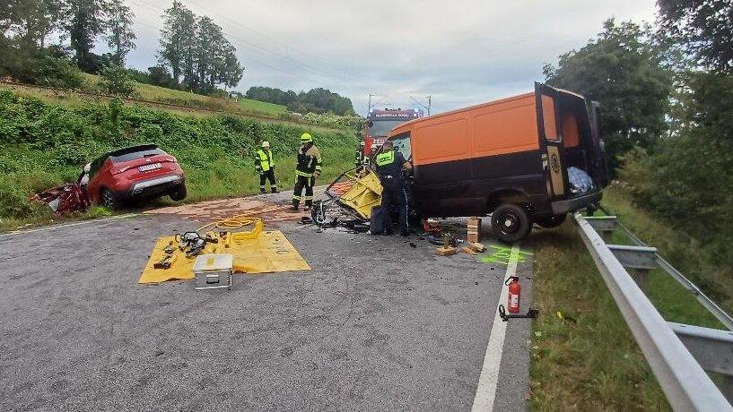 Auf der B8 auf Höhe Sandbach ist es zu einem schweren Verkehrsunfall gekommen.  Auf der B8 auf Höhe Sandbach ist es zu einem schweren Verkehrsunfall gekommen.