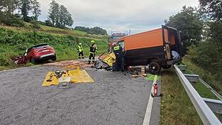 Auf der B8 auf Höhe Sandbach ist es zu einem schweren Verkehrsunfall gekommen. 
