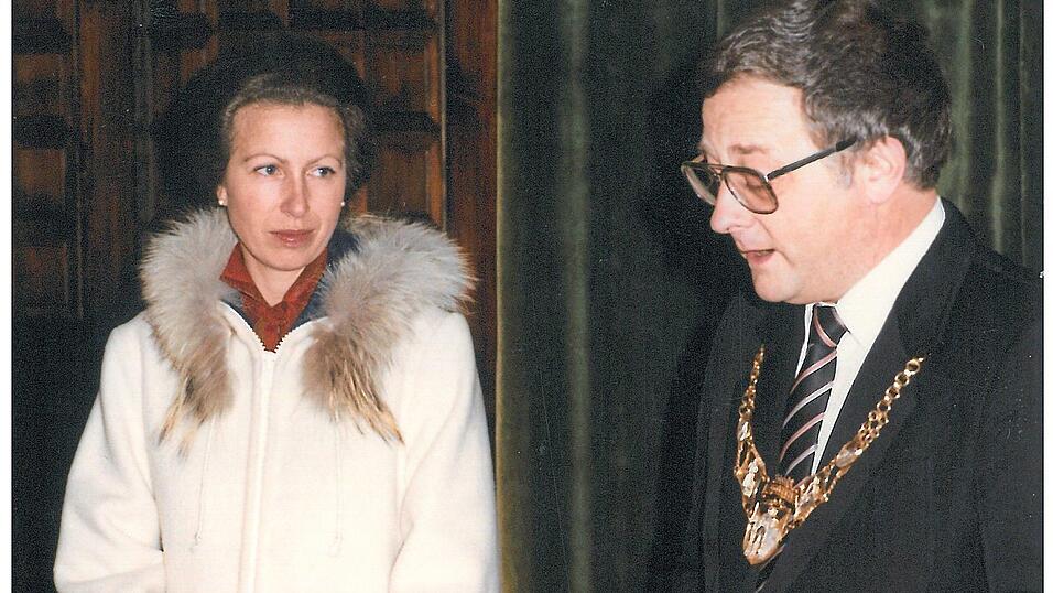 Prinzessin Anne wurde am 4. Februar 1985 in Zwiesel anlässlich der Britischen Skimeisterschaften empfangen. Ihr Eintrag im Goldenen Buch zählt wohl zu den schlichtesten. Sie schrieb lediglich: 'Anne'. Prinzessin Anne wurde am 4. Februar 1985 in Zwiesel anlässlich der Britischen Skimeisterschaften empfangen. Ihr Eintrag im Goldenen Buch zählt wohl zu den schlichtesten. Sie schrieb lediglich: 'Anne'.
