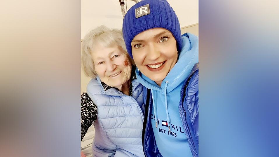 Oksana Beratz (rechts) und ihre fast 90-j&auml;hrige Oma Mina Schreiner. Ohne sie st&uuml;nde ich jetzt nicht da, wo ich eben stehe, bekr&auml;ftigt Beratz.