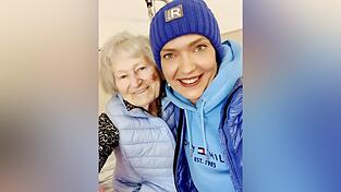 Oksana Beratz (rechts) und ihre fast 90-j&auml;hrige Oma Mina Schreiner. Ohne sie st&uuml;nde ich jetzt nicht da, wo ich eben stehe, bekr&auml;ftigt Beratz.