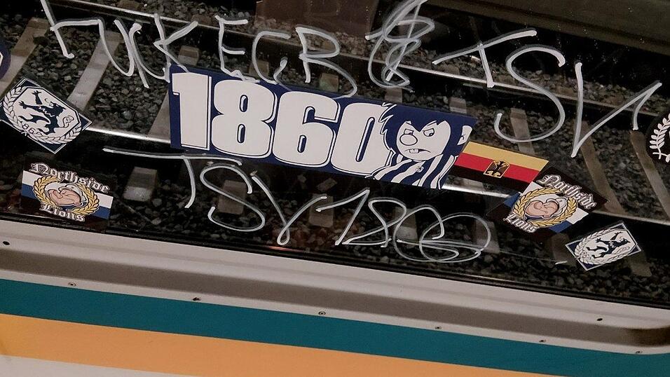 Anhänger des TSV 1860 München waren nach einer Auswärtsspiel-Niederlage in Regensburg wohl so frustriert, dass sie laut Polizei bei der Heimreise im Zug allerhand beschädigt haben. 