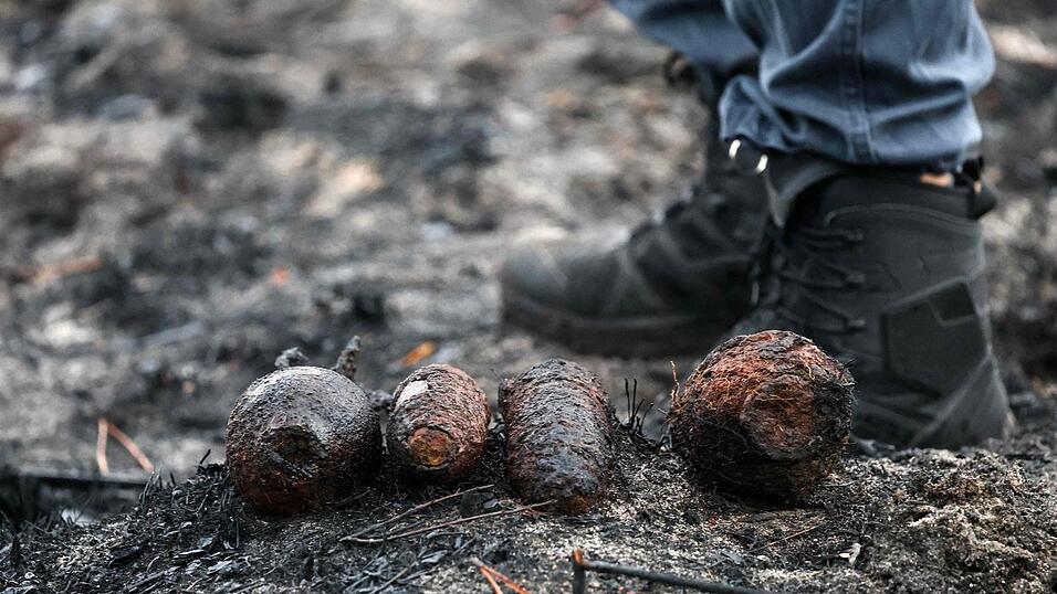 Kampfmittelräumer haben alte Granaten in dem großen Waldbrandgebiet an der französischen Atlantikküste gefunden. Kampfmittelräumer haben alte Granaten in dem großen Waldbrandgebiet an der französischen Atlantikküste gefunden.