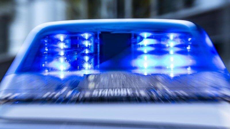 Ein Blaulicht leuchtet auf dem Dach eines Polizeiwagens.