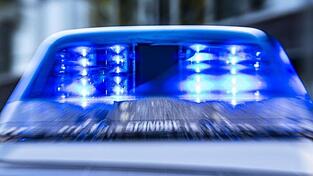 Ein Blaulicht leuchtet auf dem Dach eines Polizeiwagens.