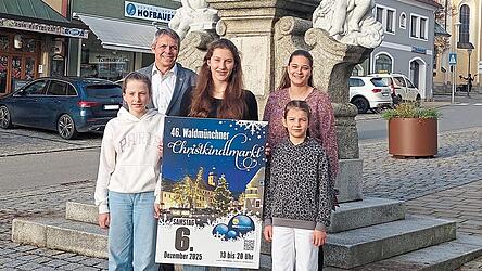 Sophia Sperl (Mitte) ist das neue Waldmünchner Christkindl. Ihre Schwestern Katharina (links) und Hanna (rechts) sind die zwei Engerln. Stellvertretender Bürgermeister Martin Frank und Anna Roßmann von der Tourist-Info stellten das himmlische Trio am Mittwoch vor.
