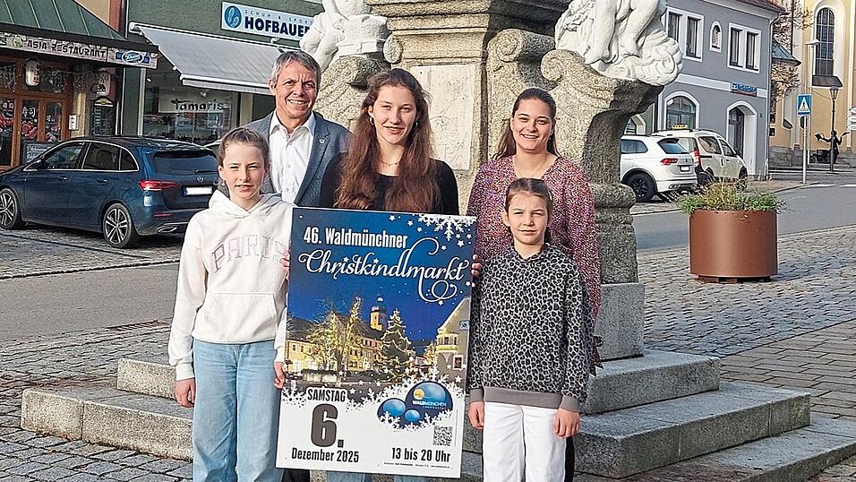 Sophia Sperl (Mitte) ist das neue Waldmünchner Christkindl. Ihre Schwestern Katharina (links) und Hanna (rechts) sind die zwei Engerln. Stellvertretender Bürgermeister Martin Frank und Anna Roßmann von der Tourist-Info stellten das himmlische Trio am Mittwoch vor.