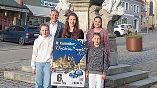 Sophia Sperl (Mitte) ist das neue Waldmünchner Christkindl. Ihre Schwestern Katharina (links) und Hanna (rechts) sind die zwei Engerln. Stellvertretender Bürgermeister Martin Frank und Anna Roßmann von der Tourist-Info stellten das himmlische Trio am Mittwoch vor. Sophia Sperl (Mitte) ist das neue Waldmünchner Christkindl. Ihre Schwestern Katharina (links) und Hanna (rechts) sind die zwei Engerln. Stellvertretender Bürgermeister Martin Frank und Anna Roßmann von der Tourist-Info stellten das himmlische Trio am Mittwoch vor.