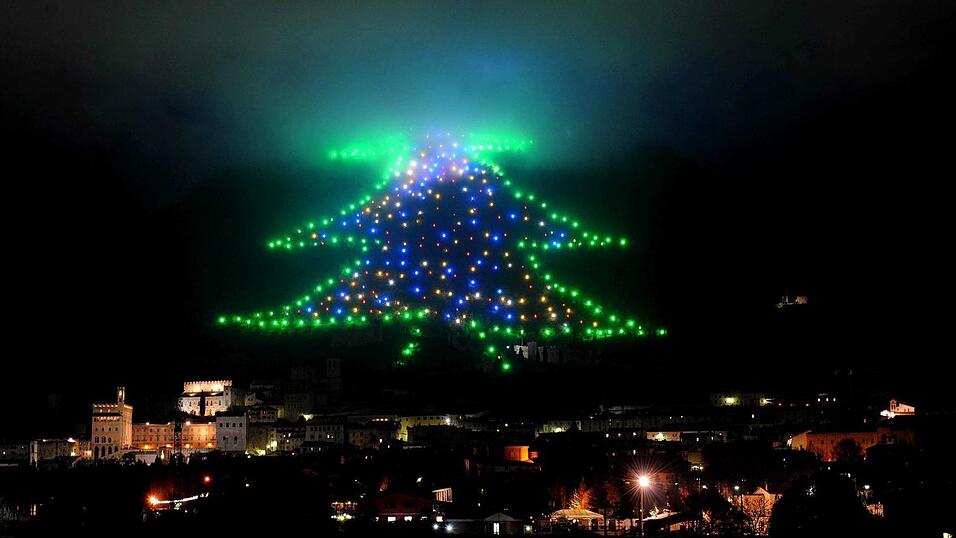 Der Baum so groß wie ein Berg: Eine 750 Meter hohe Lichtinstallation mit Hunderten Leuchtpunkten erstrahlt im Dezember 2009 am Berghang im italienischen Gubbio. (Archivbild) Der Baum so groß wie ein Berg: Eine 750 Meter hohe Lichtinstallation mit Hunderten Leuchtpunkten erstrahlt im Dezember 2009 am Berghang im italienischen Gubbio. (Archivbild)
