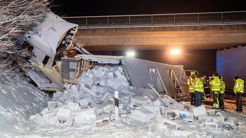 Den Lastwagen zu bergen und den Lachs von der Fahrbahn zu r&auml;umen, dauert Stunden.
