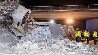 Den Lastwagen zu bergen und den Lachs von der Fahrbahn zu r&auml;umen, dauert Stunden.