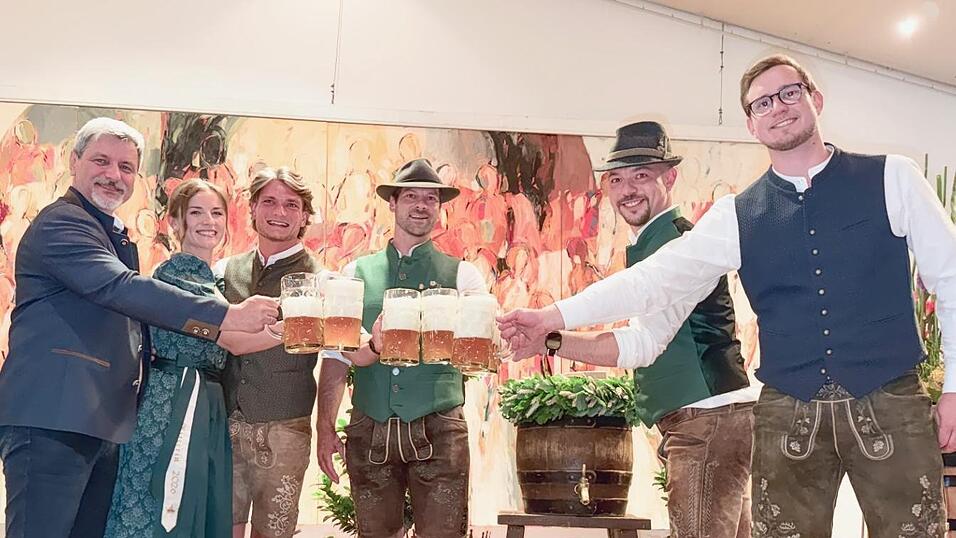 Auf ein erfolgreiches Drachenstich-Volksfest stie&szlig;en B&uuml;rgermeister Sandro Bauer, das Ritterpaar Julia Baumann und Max Wild, die Festwirte Michael M&uuml;hlbauer junior und Markus Sp&auml;th sowie Brauereibesitzer Andreas Mayer (von links) gemeinsam an