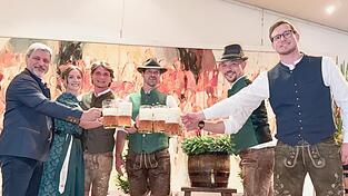 Auf ein erfolgreiches Drachenstich-Volksfest stießen Bürgermeister Sandro Bauer, das Ritterpaar Julia Baumann und Max Wild, die Festwirte Michael Mühlbauer junior und Markus Späth sowie Brauereibesitzer Andreas Mayer (von links) gemeinsam an Auf ein erfolgreiches Drachenstich-Volksfest stießen Bürgermeister Sandro Bauer, das Ritterpaar Julia Baumann und Max Wild, die Festwirte Michael Mühlbauer junior und Markus Späth sowie Brauereibesitzer Andreas Mayer (von links) gemeinsam an