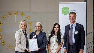 Freuten sich &uuml;ber die Auszeichnung bei der Startsocial-Preisverleihung in Berlin (von links): Christiane Schenderlein, Staatsministerin f&uuml;r Sport und Ehrenamt, Barbara Kempf, Sandra Hintermaier sowie Coach Korbinian Kunz.