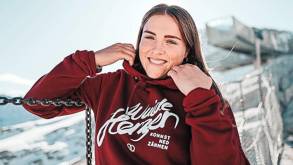 Bairische Aufdrücke wie'Wer nia furt kummt, kummt a nia hoam.' (orangefarbener Pulli)machen 'Bavarian Couture' aus.Fotos: Bavarian Couture Bairische Aufdrücke wie'Wer nia furt kummt, kummt a nia hoam.' (orangefarbener Pulli)machen 'Bavarian Couture' aus.Fotos: Bavarian Couture