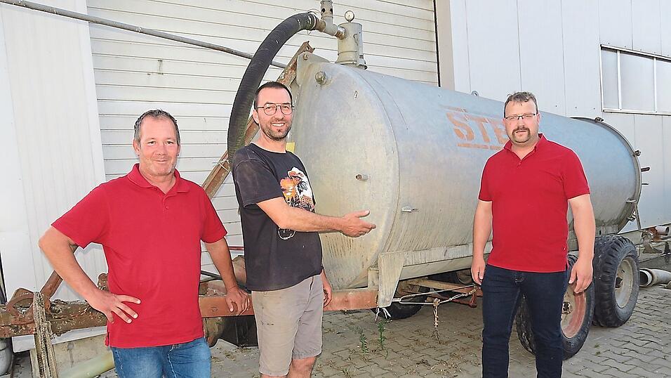 In der Gemeinde Pfatter k&ouml;nnen die Kommandanten Lugauer (links) und Fuchs (rechts) auf die Unterst&uuml;tzung des Landwirts Albert Hierl z&auml;hlen.