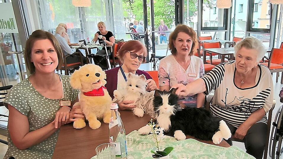 Elisabeth Ernstberger (links), Alina Elsen (Dritte von links) und die Bewohnerinnen des Bürgerheims erfreuen sich an den Robotertieren. Elisabeth Ernstberger (links), Alina Elsen (Dritte von links) und die Bewohnerinnen des Bürgerheims erfreuen sich an den Robotertieren.