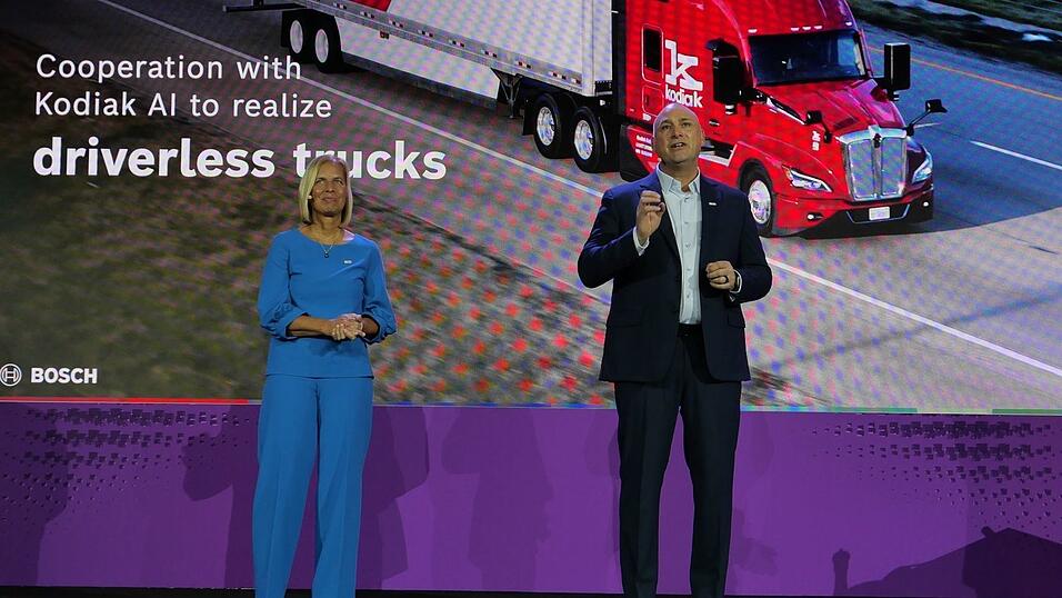 Auf der CES kündigte Bosch eine Kooperation mit dem Start-up Kodiak AI, mit der man standardisierte Hard- und Software für fahrerlose Lastwagen entwickeln will. Auf der CES kündigte Bosch eine Kooperation mit dem Start-up Kodiak AI, mit der man standardisierte Hard- und Software für fahrerlose Lastwagen entwickeln will.