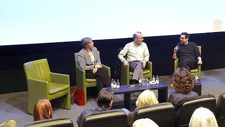 Professorin Sabine Fries (von links) besprach nach der Filmvorf&uuml;hrung im Talk vor der Leinwand mit Europaabgeordneten Manfred Weber (CSU) und Moderator Uli Karg den Film und ihre eigenen Erfahrungen im Alltag.