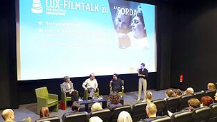 Professorin Sabine Fries (von links) besprach nach der Filmvorführung im Talk vor der Leinwand mit Europaabgeordneten Manfred Weber (CSU) und Moderator Uli Karg den Film und ihre eigenen Erfahrungen im Alltag. Professorin Sabine Fries (von links) besprach nach der Filmvorführung im Talk vor der Leinwand mit Europaabgeordneten Manfred Weber (CSU) und Moderator Uli Karg den Film und ihre eigenen Erfahrungen im Alltag.