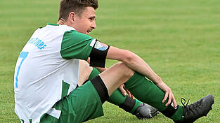 Auf dem Boden der Tatsachen angekommen: Der grübelnde Kapitän Tobias Seemann sucht nach dem dritten Abstieg in Folge mit dem DJK-SV Altdorf nach Gründen für den sportlichen Niedergang. Auf dem Boden der Tatsachen angekommen: Der grübelnde Kapitän Tobias Seemann sucht nach dem dritten Abstieg in Folge mit dem DJK-SV Altdorf nach Gründen für den sportlichen Niedergang.