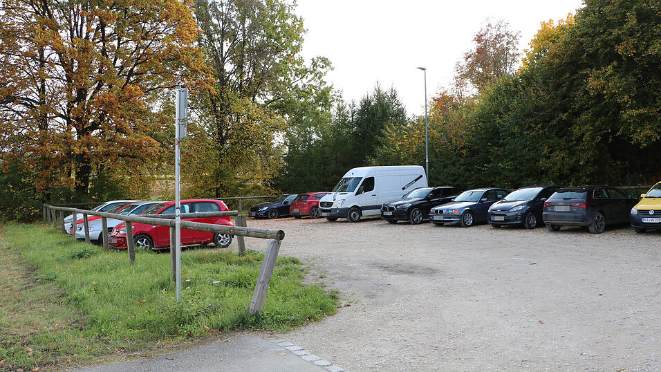 Der Pendlerparkplatz an der A93 bei der Anschlussstelle Aiglsbach Der Pendlerparkplatz an der A93 bei der Anschlussstelle Aiglsbach