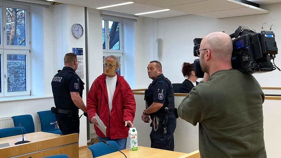 Zum Auftakt des Prozesses um die mutmaßliche Geiselnahme war der Andrang groß; der Zuschauer Raum war fast vollständig besetzt. Zum Auftakt des Prozesses um die mutmaßliche Geiselnahme war der Andrang groß; der Zuschauer Raum war fast vollständig besetzt.