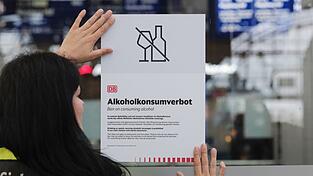 Alkoholkonsumverbot - so nennt die Deutsche Bahn die neue Regel, die ab Donnerstag an 5.700 Bahnhöfen deutschlandweit gilt. (Archivbild) Alkoholkonsumverbot - so nennt die Deutsche Bahn die neue Regel, die ab Donnerstag an 5.700 Bahnhöfen deutschlandweit gilt. (Archivbild)