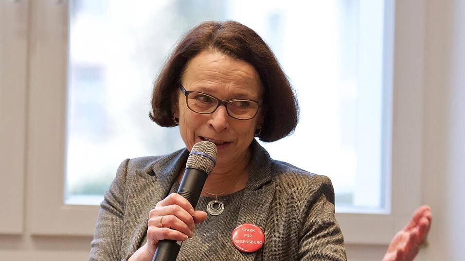 'Ich möchte verhindern, dass das Rad in Regensburg zurückgedreht wird', so OB-Kandidatin Gertrud Maltz-Schwarzfischer. 'Ich möchte verhindern, dass das Rad in Regensburg zurückgedreht wird', so OB-Kandidatin Gertrud Maltz-Schwarzfischer.