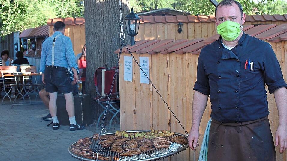 Stefan Hecht hat trotz Maske gut lachen. Er ist einer der wenigen Wirte, die trotz Lockdown und Einschr&auml;nkungen eine positive Bilanz ziehen k&ouml;nnen.