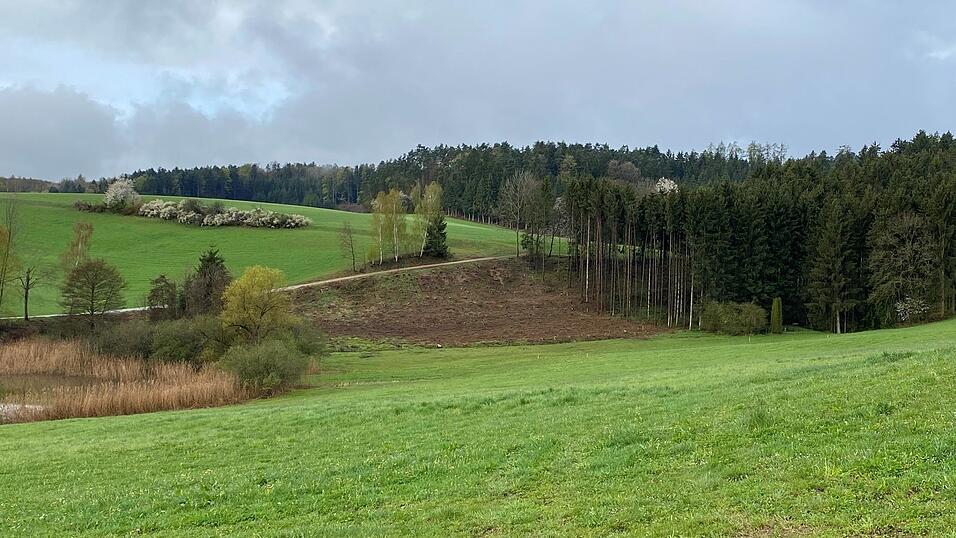 Zwischen Oberaign und Unteraigen wird eine Geländeauffüllung beabsichtigt, die im 60-Meter-Bereich eines genehmigungspflichtigen Gewässers und im Landschaftsschutzgebiet liegt. Des Weiteren sind Teilflächen als Flachland-Biotop kartiert. Zwischen Oberaign und Unteraigen wird eine Geländeauffüllung beabsichtigt, die im 60-Meter-Bereich eines genehmigungspflichtigen Gewässers und im Landschaftsschutzgebiet liegt. Des Weiteren sind Teilflächen als Flachland-Biotop kartiert.