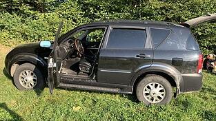 Das Auto wurde schwer beschädigt - die Insassen blieben unverletzt.