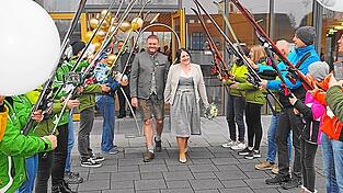 Beim Verlassen des Standesamtes wartete auf das Brautpaar eine Überraschung. Es musste ein langes Spalier, das aus der Skiabteilung des FC Chamerau, den Arbeitskollegen der beiden sowie aus Verwandten, Nachbarn, Bekannten und vielen Freunden gebildet wurde, durchschreiten. Beim Verlassen des Standesamtes wartete auf das Brautpaar eine Überraschung. Es musste ein langes Spalier, das aus der Skiabteilung des FC Chamerau, den Arbeitskollegen der beiden sowie aus Verwandten, Nachbarn, Bekannten und vielen Freunden gebildet wurde, durchschreiten.