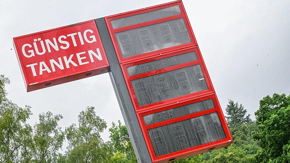 Mit günstigem Tanken dürfte es bald vorbei sein. Der Tankrabatt endet in der Nacht zum Mittwoch. (Archivbild) Mit günstigem Tanken dürfte es bald vorbei sein. Der Tankrabatt endet in der Nacht zum Mittwoch. (Archivbild)