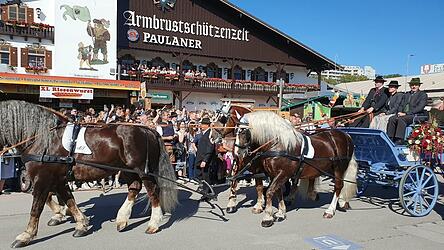 Michael Seidl navigierte mit Sandro Bauer an seiner Seite die Kutsche mit Oberbürgermeister Dominik Krause beim Einzug der Wiesnwirte zur Schottenhamel-Festhalle. Michael Seidl navigierte mit Sandro Bauer an seiner Seite die Kutsche mit Oberbürgermeister Dominik Krause beim Einzug der Wiesnwirte zur Schottenhamel-Festhalle.