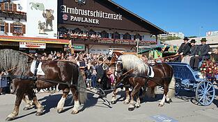 Michael Seidl navigierte mit Sandro Bauer an seiner Seite die Kutsche mit Oberbürgermeister Dominik Krause beim Einzug der Wiesnwirte zur Schottenhamel-Festhalle. Michael Seidl navigierte mit Sandro Bauer an seiner Seite die Kutsche mit Oberbürgermeister Dominik Krause beim Einzug der Wiesnwirte zur Schottenhamel-Festhalle.